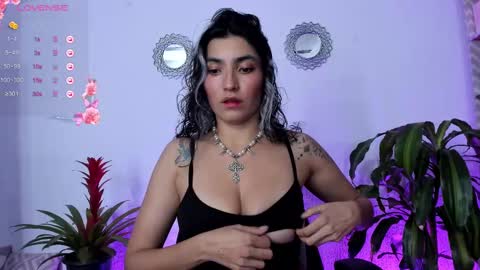 Snapshot of bella_thorne3 chatting on 7, 3, 2025 Bella online show from 7, 3, 2025