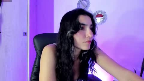 Snapshot of bella_thorne3 chatting on 8, 10, 2025 Bella online show from 8, 10, 2025