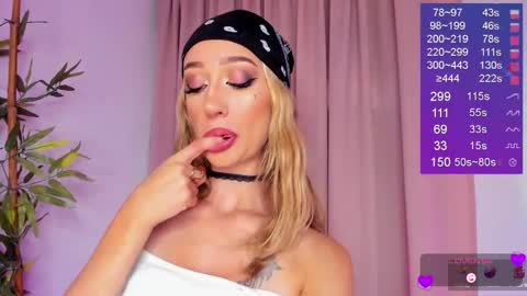 Snapshot of bella_white19 chatting on 25, 9, 2025 Bella White online show from 25, 9, 2025