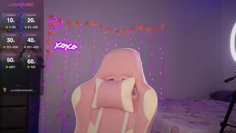 Snapshot of bellamonroee chatting on 14, 10, 2025 Bella Monroe online show from 14, 10, 2025