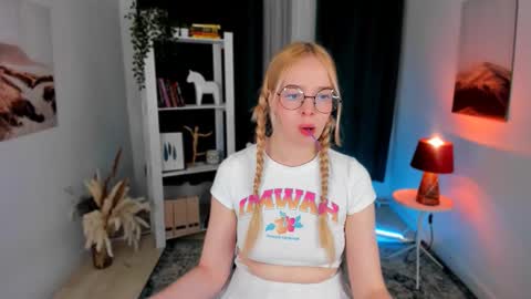 Snapshot of bellamontgomery chatting on 10, 9, 2025 Bella online show from 10, 9, 2025