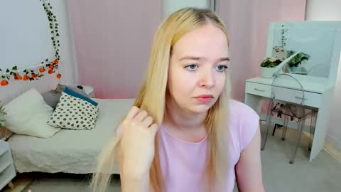 Snapshot of bellamontgomery chatting on 22, 10, 2025 Bella online show from 22, 10, 2025