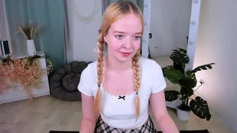 Snapshot of bellamontgomery chatting on 4, 11, 2025 Bella online show from 4, 11, 2025