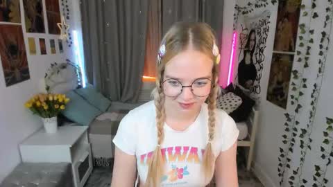 Snapshot of bellamontgomery chatting on 9, 11, 2025 Bella online show from 9, 11, 2025