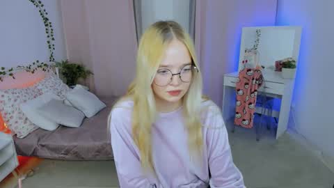 Snapshot of bellamontgomery chatting on 14, 11, 2025 Bella online show from 14, 11, 2025