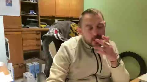 Snapshot of benochau chatting on 4, 4, 2026 benochau online show from 4, 4, 2026