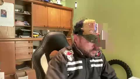 Snapshot of benochau chatting on 11, 4, 2026 benochau online show from 11, 4, 2026