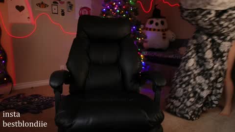Snapshot of bestblondiiecb chatting on 24, 12, 2024 Chloe Next stream on Friday online show from 24, 12, 2024