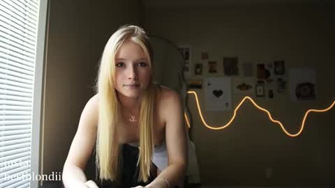 Snapshot of bestblondiiecb chatting on 3, 3, 2025 Chloe Next stream on Friday online show from 3, 3, 2025