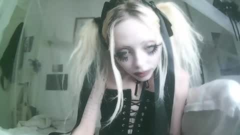 vampire fang  online show from 14, 11, 2025
