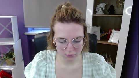 Z O E Y online show from 8, 4, 2026