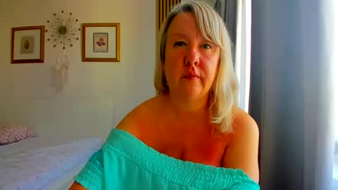 Snapshot of blonde_angel20 chatting on 18, 7, 2026 Nicole online show from 18, 7, 2026