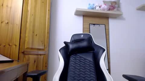 Snapshot of blondyelena chatting on 11, 10, 2025 blondyelena online show from 11, 10, 2025