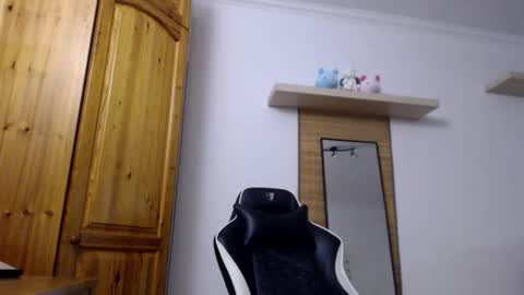 Snapshot of blondyelena chatting on 20, 10, 2025 blondyelena online show from 20, 10, 2025