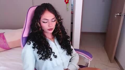 Snapshot of bluee_v chatting on 9, 6, 2026 Im Abril .. Nice to meet you thumb up me please its important INDEPENDENT MODEL online show from 9, 6, 2026