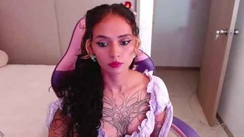 Snapshot of bluee_v chatting on 22, 6, 2026 Im Abril .. Nice to meet you thumb up me please its important INDEPENDENT MODEL online show from 22, 6, 2026