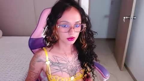 Snapshot of bluee_v chatting on 20, 7, 2026 Im Abril .. Nice to meet you thumb up me please its important INDEPENDENT MODEL online show from 20, 7, 2026