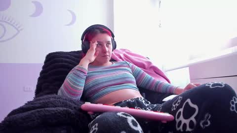 Snapshot of bonnie_moon_ chatting on 6, 10, 2025 Bonnie Help me reach 500 likes online show from 6, 10, 2025