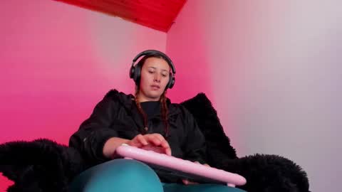 Bonnie Help me reach 500 likes online show from 17, 1, 2026