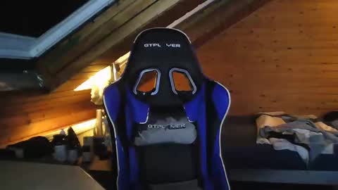 Snapshot of bratzo86 chatting on 3, 3, 2025 LoveGirls online show from 3, 3, 2025