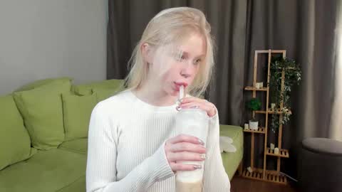 Snapshot of britneybrashaw chatting on 13, 10, 2025 Eva online show from 13, 10, 2025