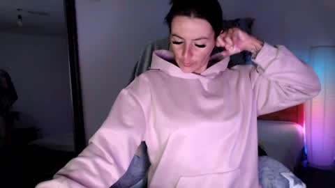 Snapshot of britneydivine chatting on 13, 5, 2026 Britney online show from 13, 5, 2026