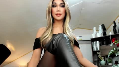 Snapshot of brooke_lynnhyts chatting on 4, 10, 2025 Brooke Shimmers IG online show from 4, 10, 2025