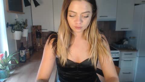 Snapshot of buffyextasy chatting on 5, 11, 2025 Buffy online show from 5, 11, 2025