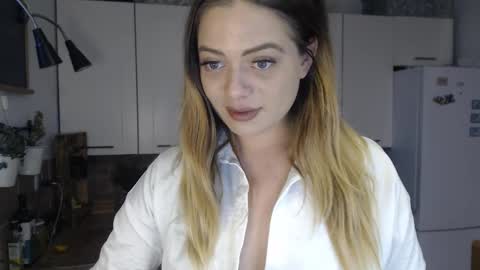 Snapshot of buffyextasy chatting on 12, 11, 2025 Buffy online show from 12, 11, 2025