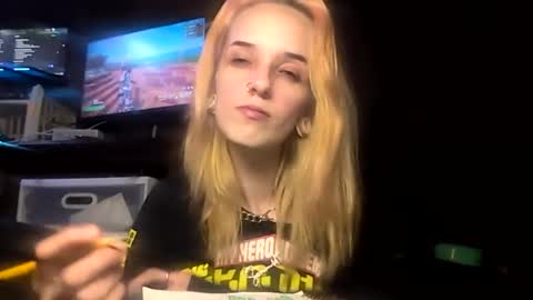 Snapshot of bunniandcryme chatting on 9, 4, 2026 bunniandcryme online show from 9, 4, 2026