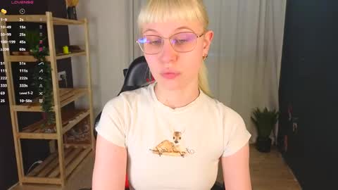 Snapshot of call_me_heaven chatting on 17, 4, 2026 Good girl Ann online show from 17, 4, 2026