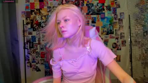 Snapshot of callista_a chatting on 27, 10, 2025 Robin online show from 27, 10, 2025