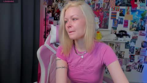 Snapshot of callista_a chatting on 23, 11, 2025 Robin online show from 23, 11, 2025