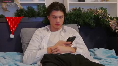 Snapshot of calvin_cay chatting on 1, 1, 2025 Calvin online show from 1, 1, 2025