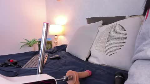 Snapshot of caroline_dh chatting on 18, 6, 2026 Caroline online show from 18, 6, 2026