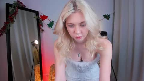 Snapshot of cassie_palmer chatting on 16, 12, 2025 Hello my name is Cassie and my friend Nilo is also here online show from 16, 12, 2025
