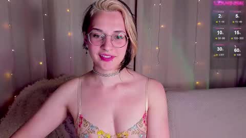 Snapshot of cassy_moore chatting on 27, 10, 2025 Ellie online show from 27, 10, 2025