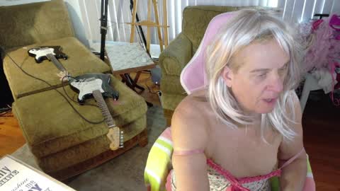 Snapshot of charli_girl chatting on 7, 4, 2026 Charli online show from 7, 4, 2026