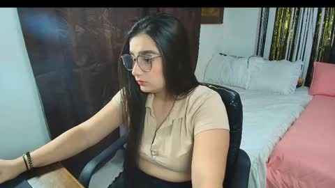 Snapshot of charlotte_richardson chatting on 4, 12, 2025 charlotte_richardson online show from 4, 12, 2025