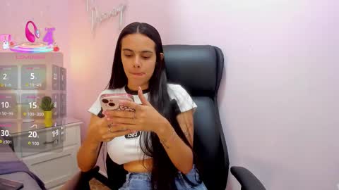 Snapshot of chloeharper_ chatting on 3, 10, 2025  Chloe Harper  online show from 3, 10, 2025