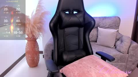 Laura online show from 10, 4, 2026