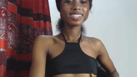 Snapshot of choco_petitqueen chatting on 4, 12, 2024 choco_petitqueen online show from 4, 12, 2024