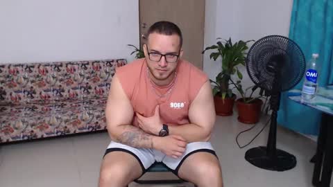 Snapshot of chris_huntter chatting on 18, 9, 2025 chris_huntter online show from 18, 9, 2025