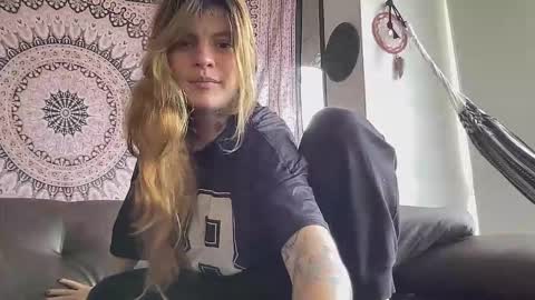 Snapshot of christine_f chatting on 12, 10, 2025 Val riess -- Instagram free online show from 12, 10, 2025
