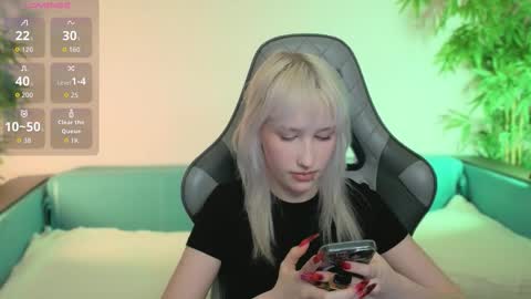 EvaBlonde TayaBrunette EliieBlack hair online show from 17, 2, 2026