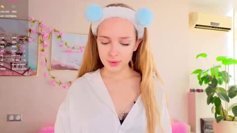 Snapshot of cindyreming01 chatting on 9, 9, 2025 indy online show from 9, 9, 2025