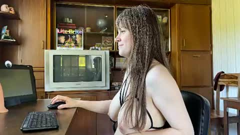 Snapshot of claire_moulin chatting on 8, 7, 2026 Claire Moulin online show from 8, 7, 2026