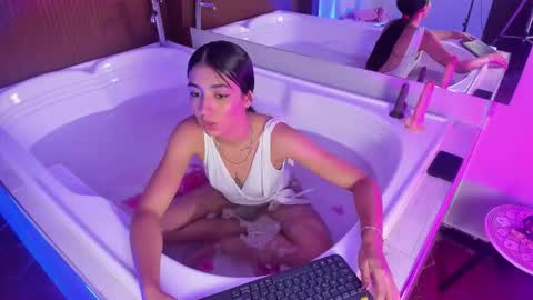 Snapshot of cloe_taylor__ chatting on 21, 11, 2025 CLOE online show from 21, 11, 2025