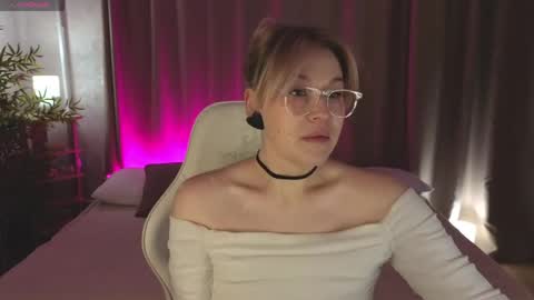 Collen Mon Tue Wed Thu Fri GMT 3 0300am - 0900am  online show from 4, 4, 2026