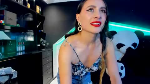 Coral  online show from 7, 3, 2025